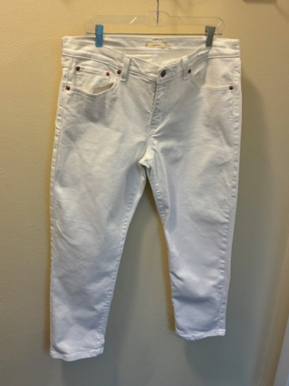 Ladies white Levi jeans, ankle length, Style is Boyfriend and size W32 L27